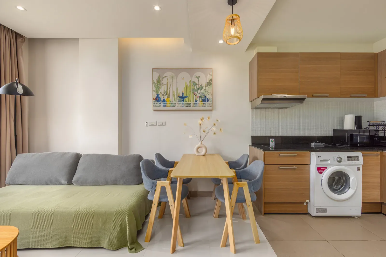 The Lago Suite Akko, Най Харн — диван и обеденный стол рядом с кухней