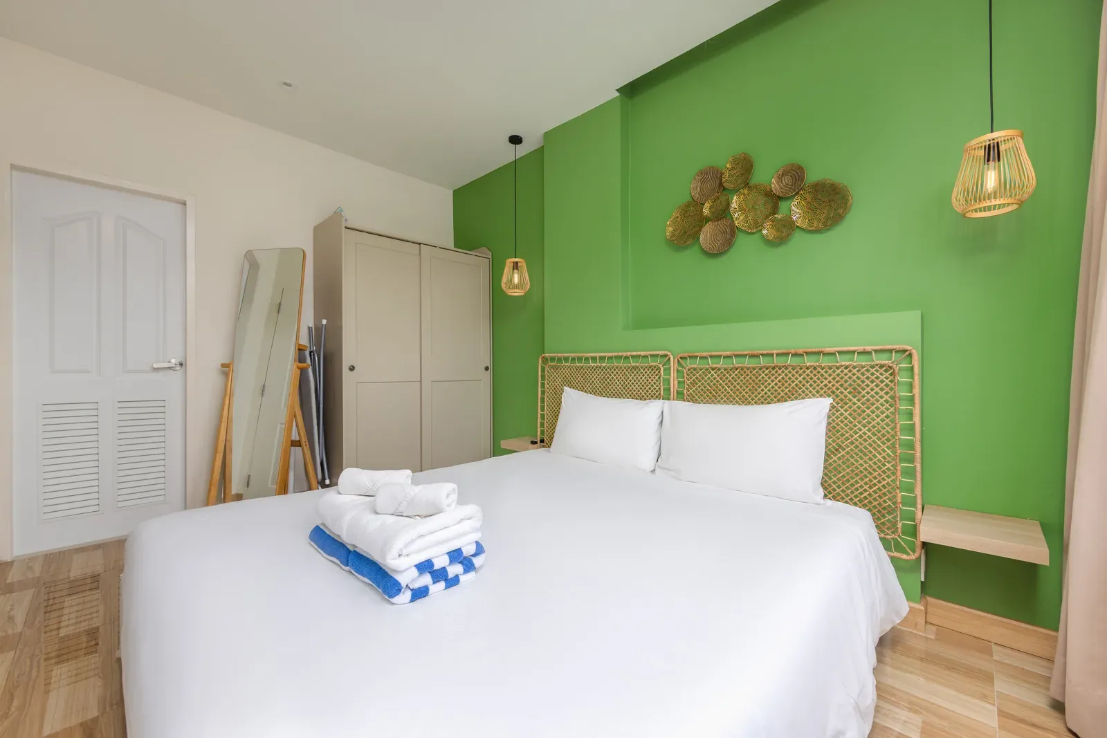 The Lago Suite Akko, Най Харн — спальня с двуспальной кроватью и шкафом