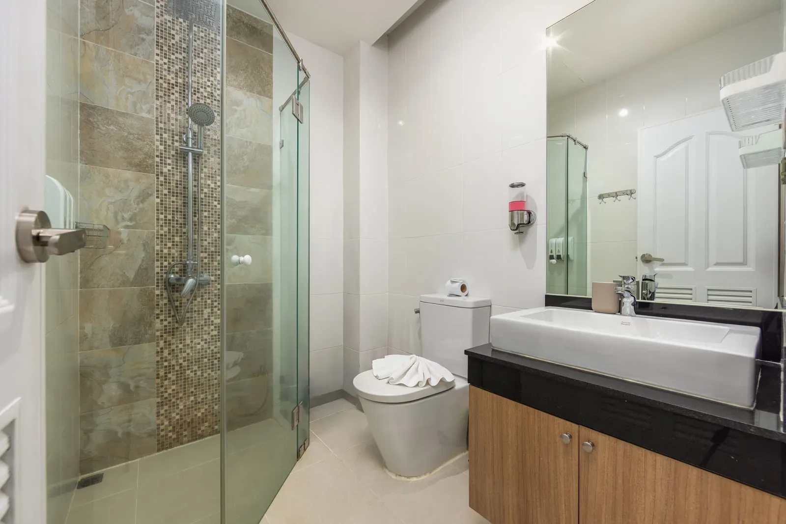 The Lago Suite Akko, Най Харн — ванная с душевой кабиной в мозаике