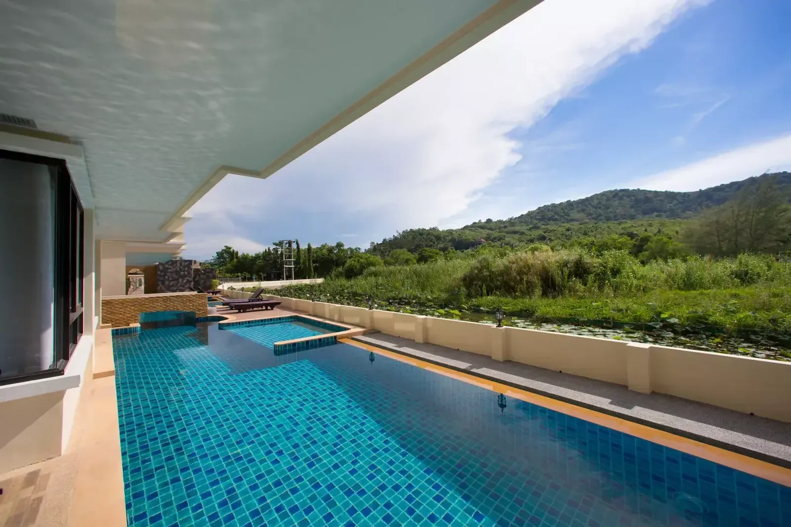 The Lago Suite Akko, Най Харн — бассейн комплекса вдоль здания