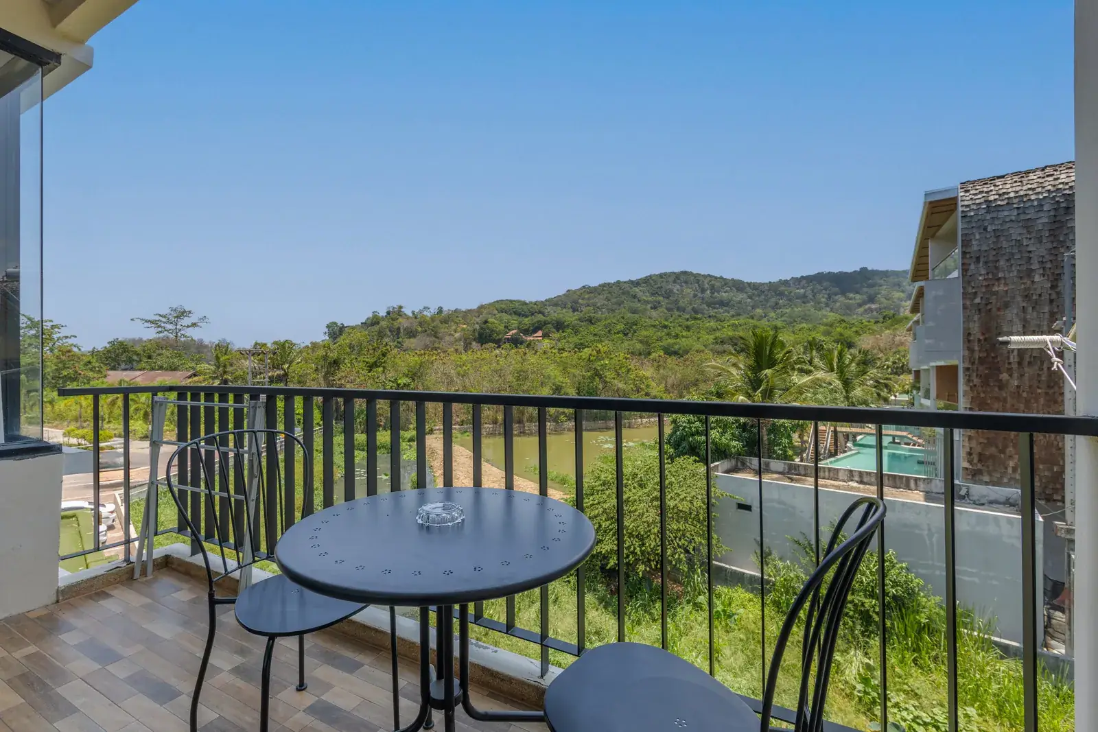 The Lago Suite Akko, Най Харн — балкон со столиком и видом на холмы