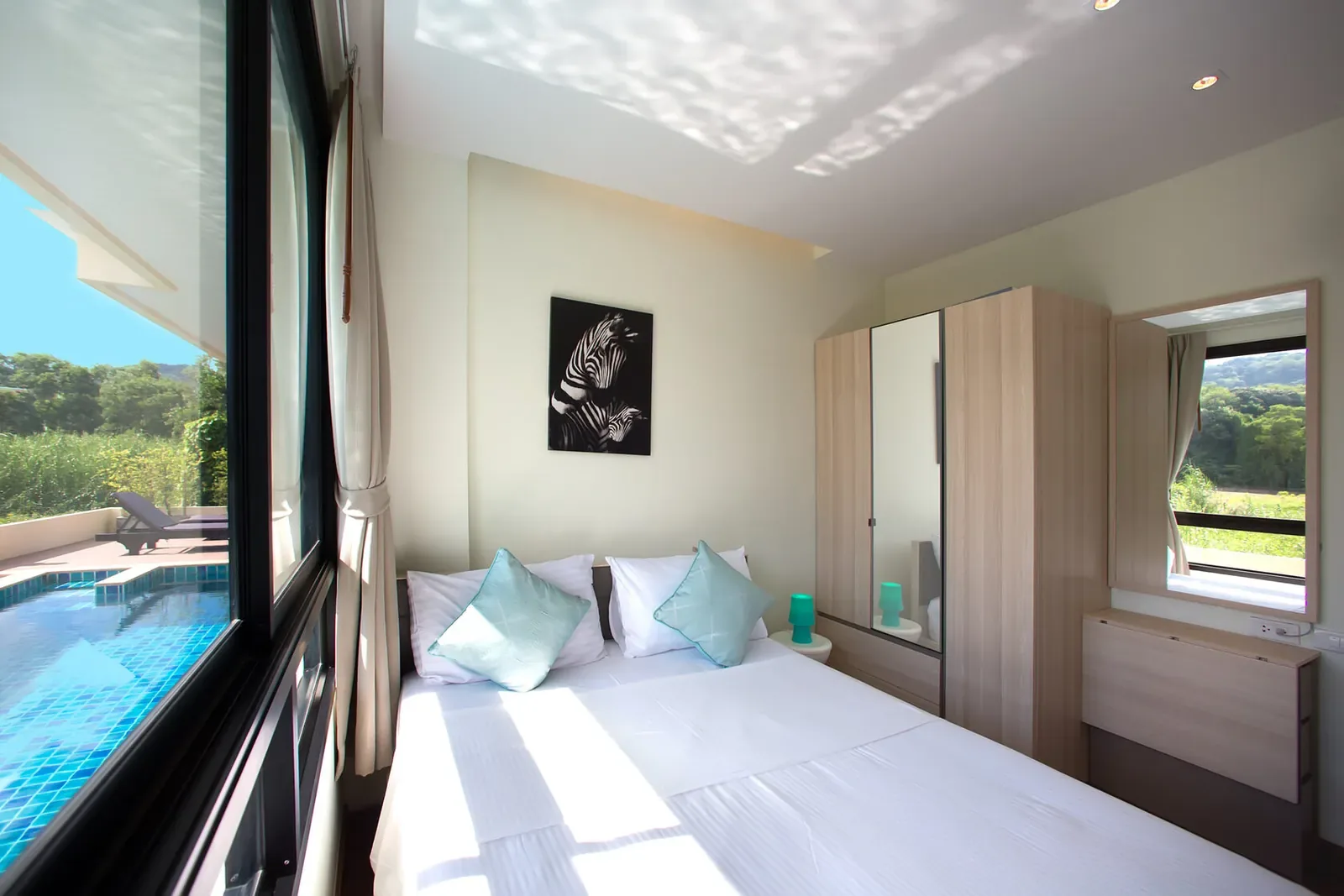 The Lago Suite Montero, Най Харн — спальня с зеркальным шкафом и видом на бассейн
