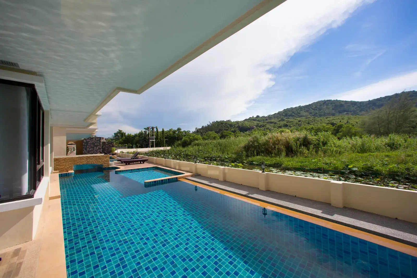 The Lago Suite Montero, Най Харн — длинный бассейн комплекса