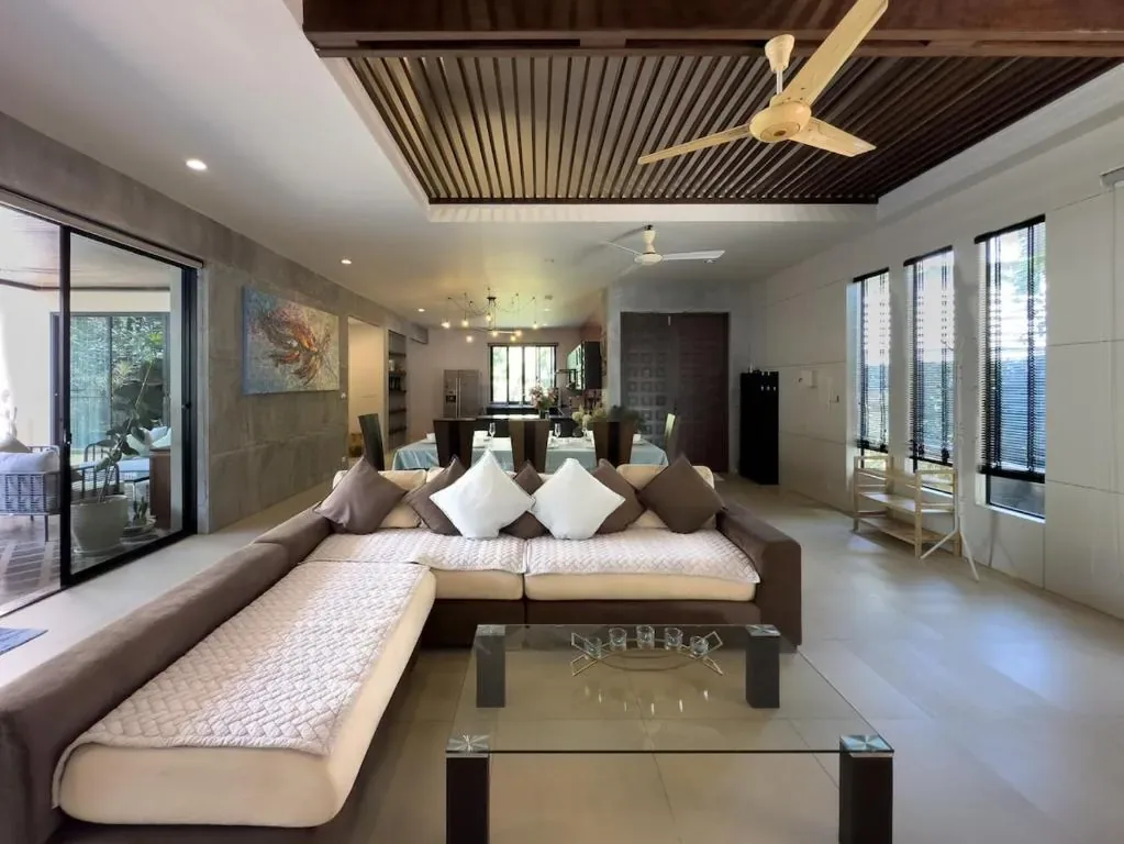 Villa Intira, Раваи — гостиная с угловым диваном