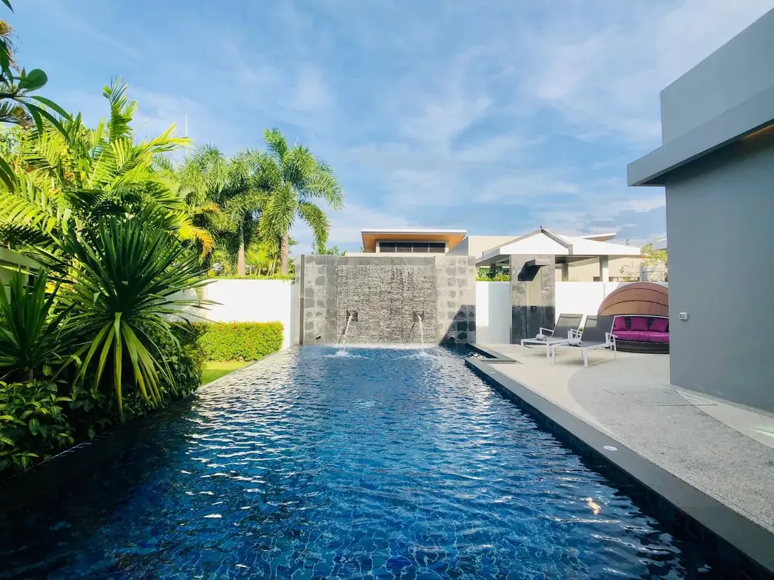 Baan Bua Villa 260 м², Най Харн — бассейн вдоль виллы