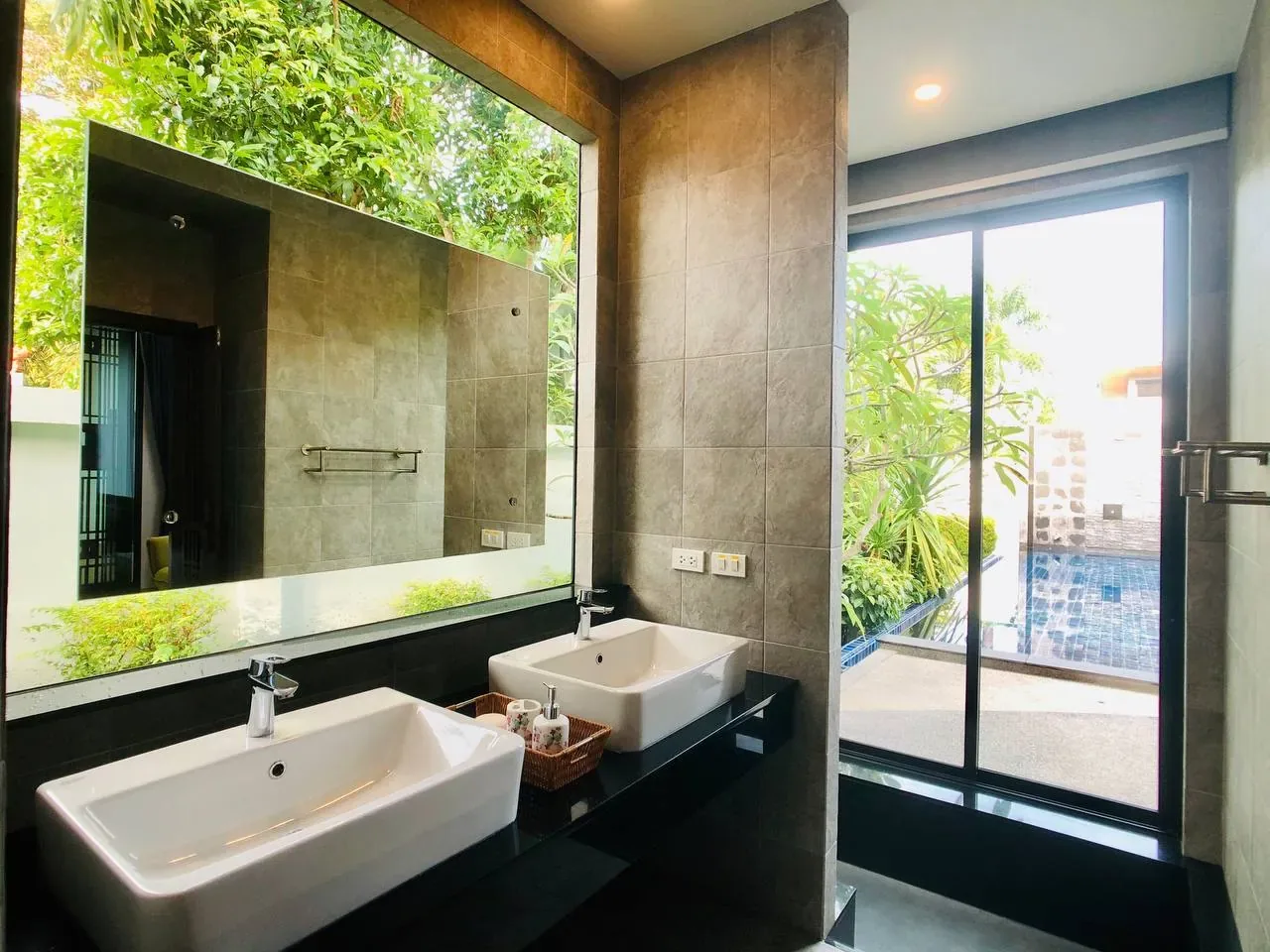 Baan Bua Villa 260 м², Най Харн — ванная комната с двумя раковинами