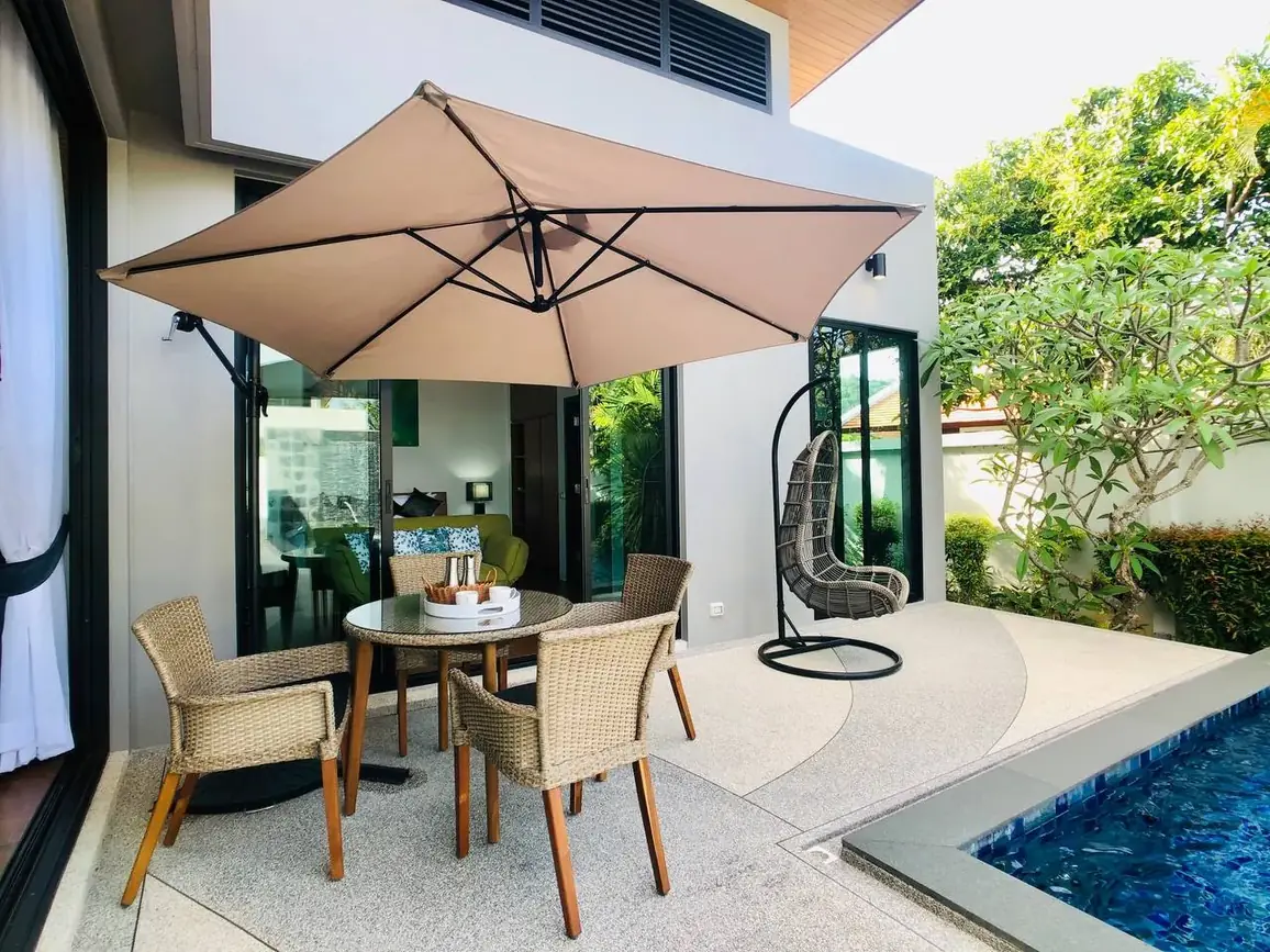 Baan Bua Villa 260 м², Най Харн — терраса с зонтом и подвесным креслом у бассейна