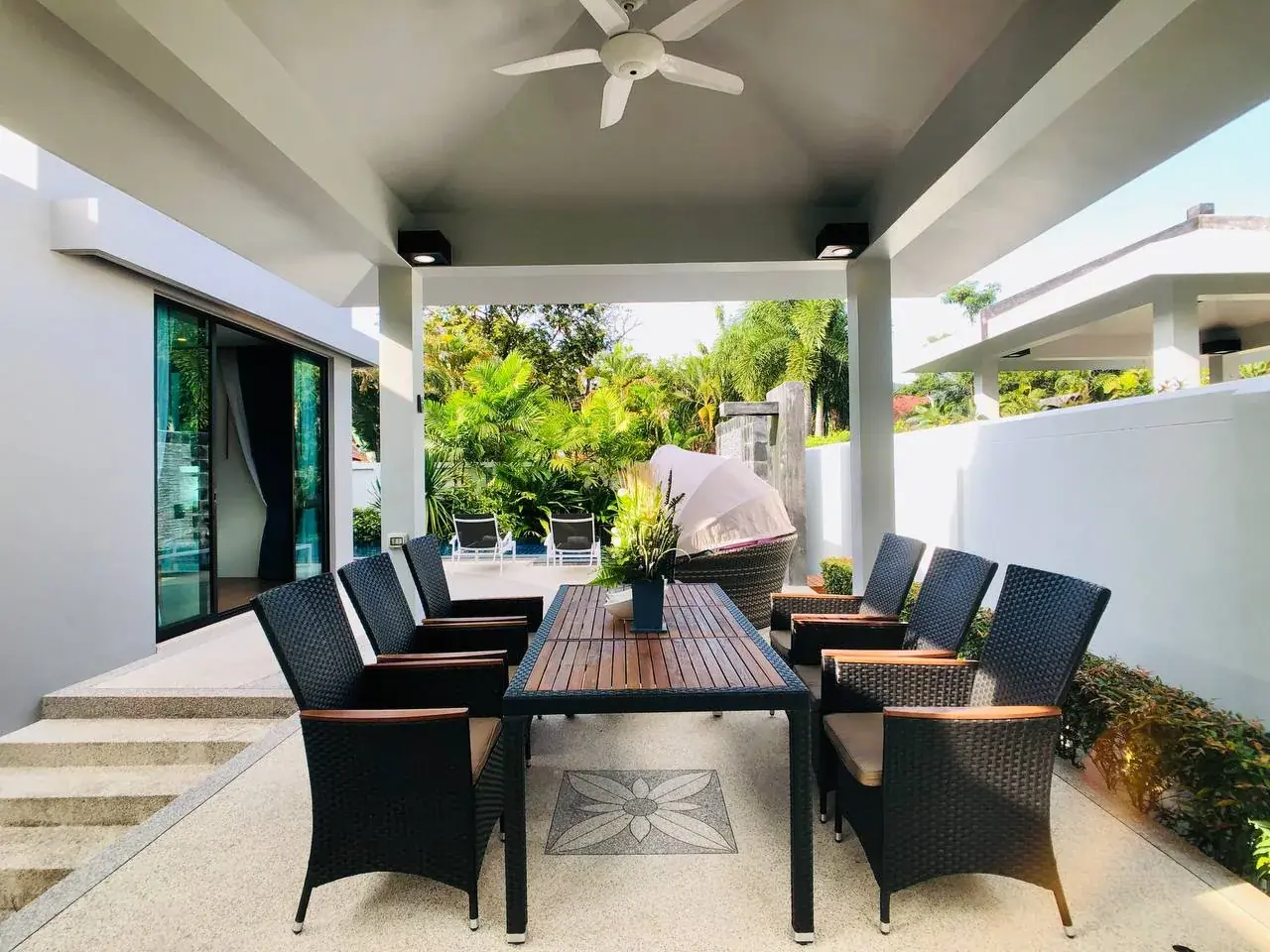 Baan Bua Villa 260 м², Най Харн — крытая терраса с обеденным столом