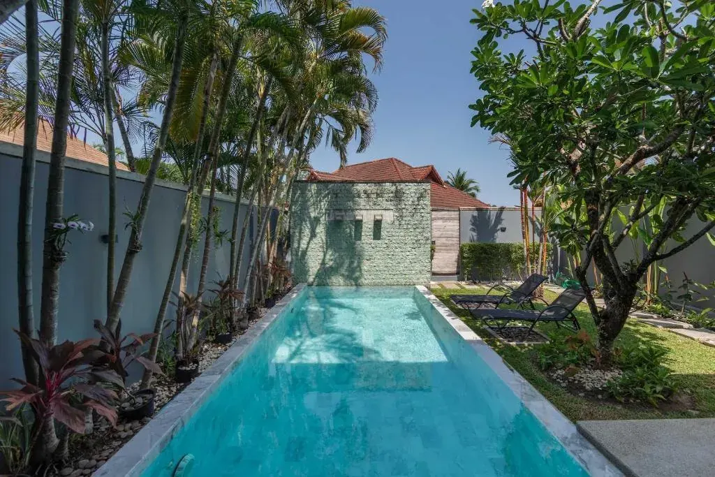 Villa AWA, Най Харн — бассейн, пальмы и лежаки