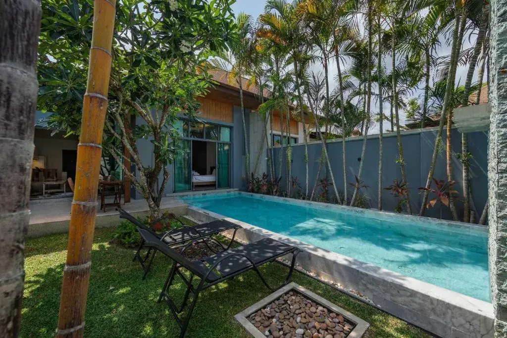 Villa AWA, Най Харн — столик у бассейна и бамбук в саду