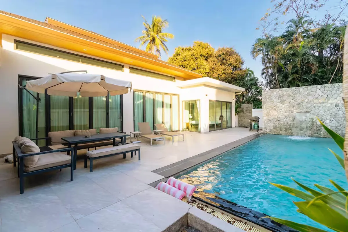 Tropical Pool Villa V281, Раваи — бассейн и терраса с лаунж-мебелью у виллы