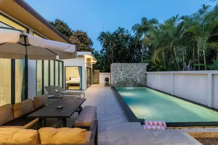 Tropical Pool Villa V281, Раваи — терраса с зонтом и обеденной зоной у бассейна
