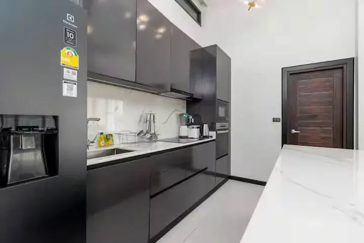 Tropical Pool Villa V281, Раваи — кухня в линию с каменной столешницей