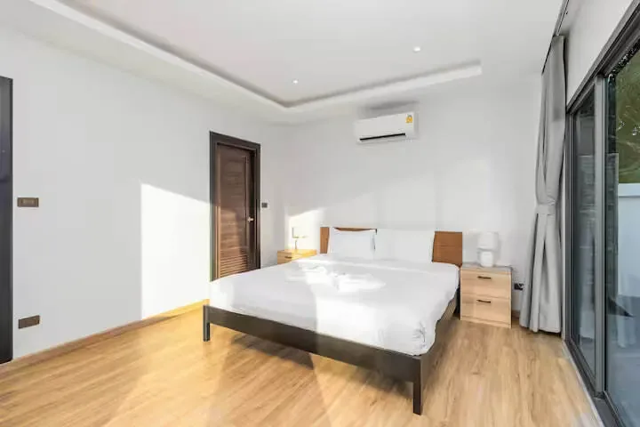 Tropical Pool Villa V281, Раваи — спальня с двуспальной кроватью и окном