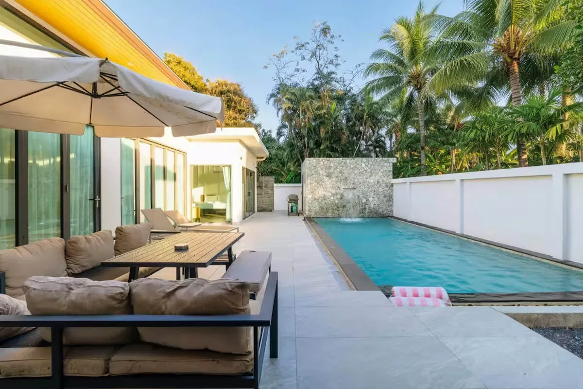Tropical Pool Villa V281, Раваи — лаунж-мебель на террасе у бассейна