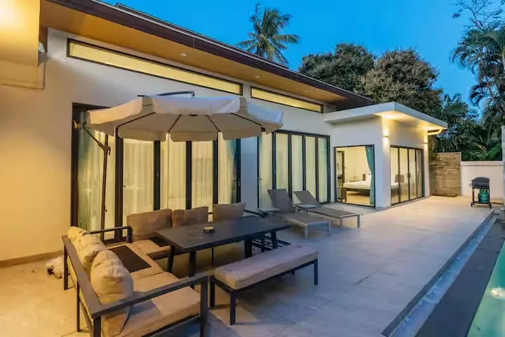 Tropical Pool Villa V281, Раваи — терраса с зонтами вдоль панорамных окон