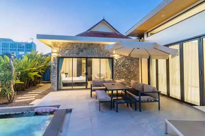 Tropical Pool Villa V281, Раваи — павильон и лежаки у бассейна вечером
