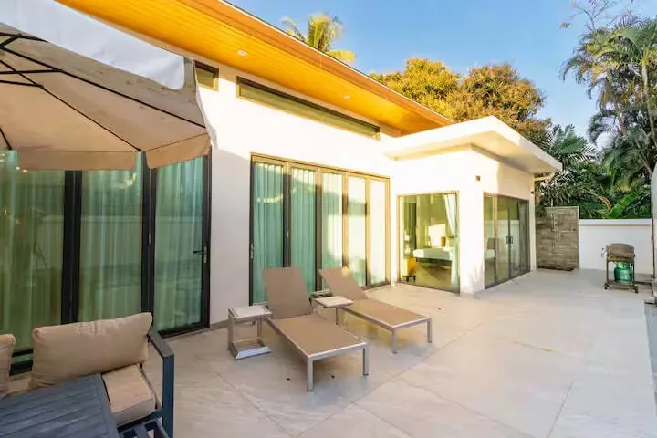 Tropical Pool Villa V281, Раваи — шезлонги на террасе вдоль виллы