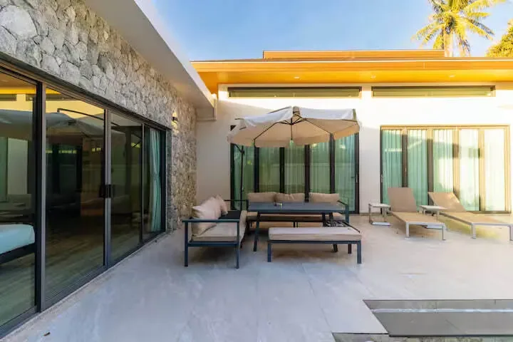 Tropical Pool Villa V281, Раваи — терраса с мебелью вдоль фасада вечером