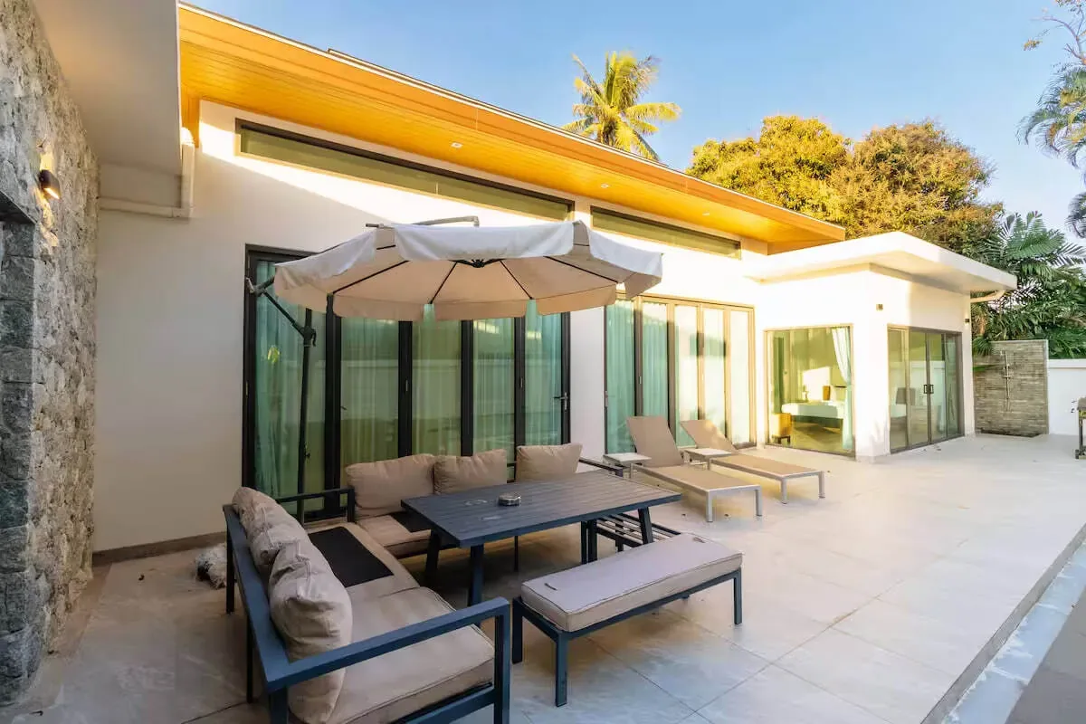 Tropical Pool Villa V281, Раваи — лаунж-мебель под навесом у входа