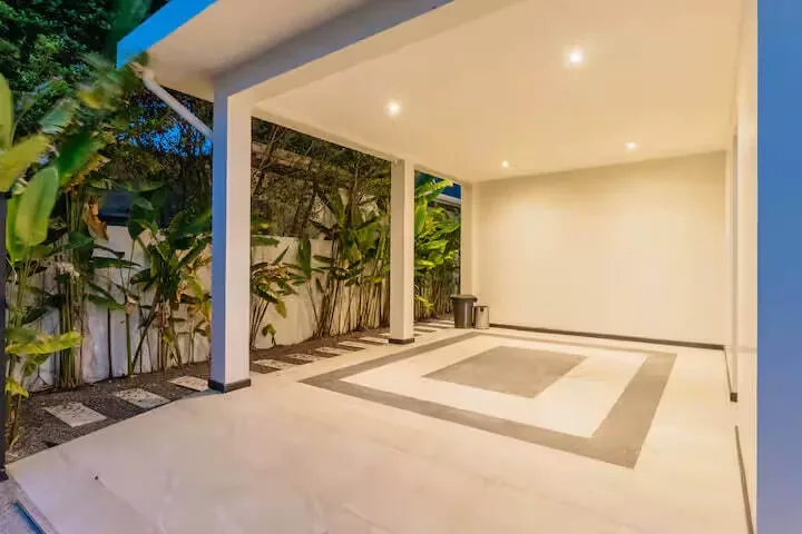 Tropical Pool Villa V281, Раваи — въездная зона с навесом и зеленью