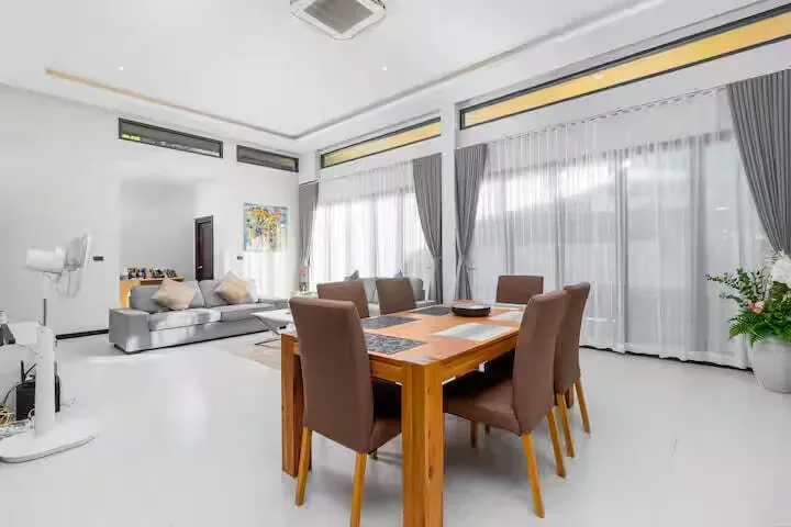 Tropical Pool Villa V281, Раваи — обеденный стол на шестерых у гостиной