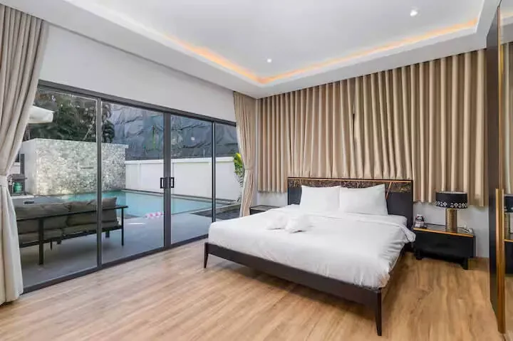Tropical Pool Villa V281, Раваи — спальня с панорамной дверью к бассейну