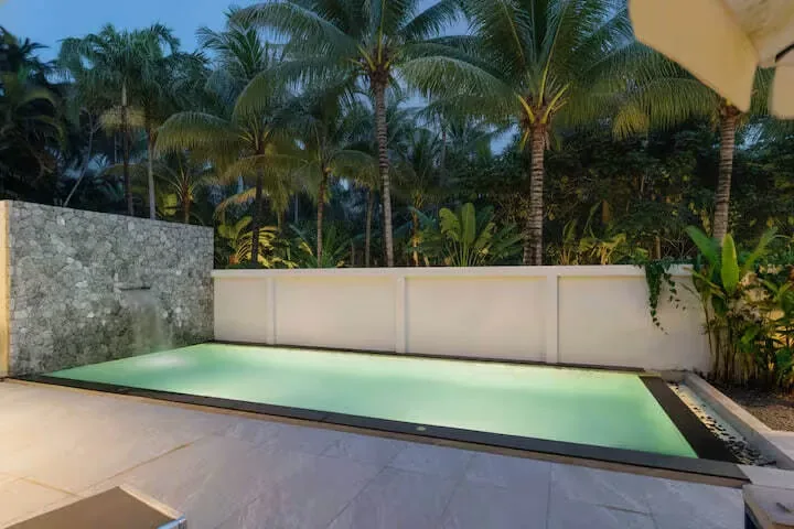 Tropical Pool Villa V281, Раваи — бассейн 10 метров вдоль каменной стены