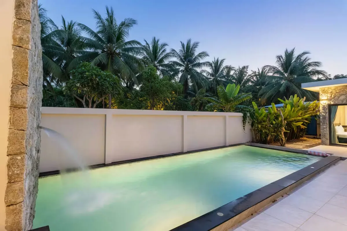 Tropical Pool Villa V281, Раваи — бассейн с водопадом из каменной стены