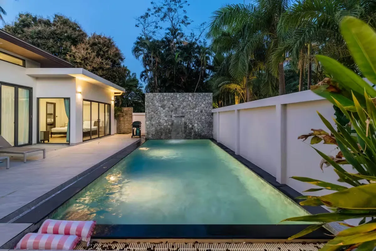 Tropical Pool Villa V281, Раваи — вечерний бассейн и подсвеченный фасад