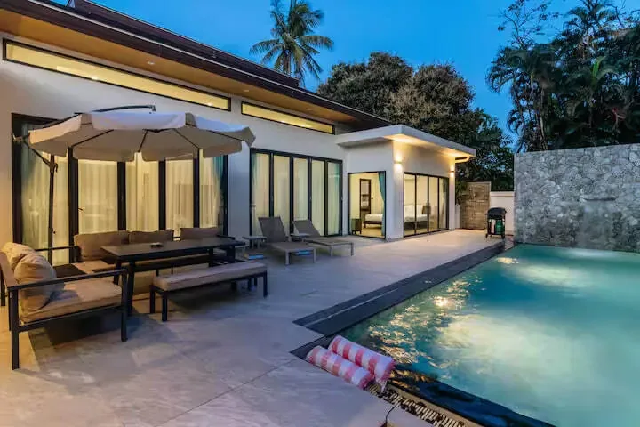 Tropical Pool Villa V281, Раваи — терраса с зонтами и вид на бассейн