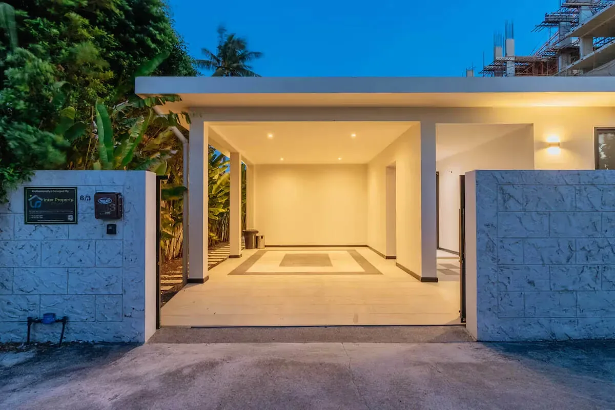 Tropical Pool Villa V281, Раваи — въезд на виллу с воротами вечером