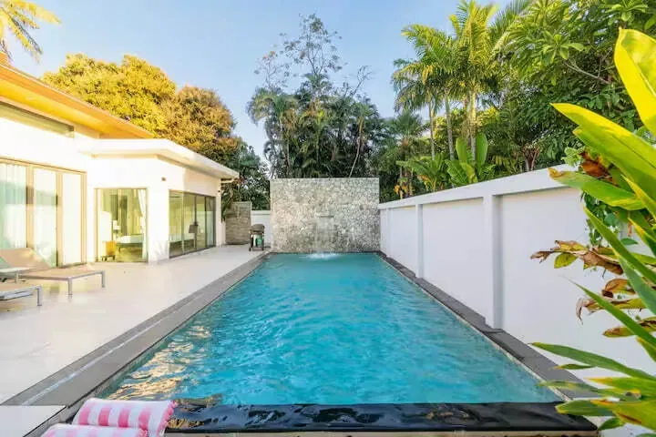 Tropical Pool Villa V281, Раваи — бассейн вдоль виллы с лежаками