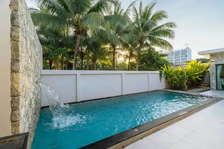 Tropical Pool Villa V281, Раваи — струя водопада в бассейн вечером