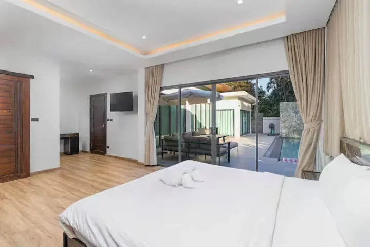 Tropical Pool Villa V281, Раваи — спальня с телевизором и панорамной дверью