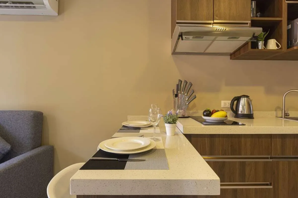 Апартаменты 1 спальня pet-friendly, NBC Nai Harn — кухонная линия крупным планом