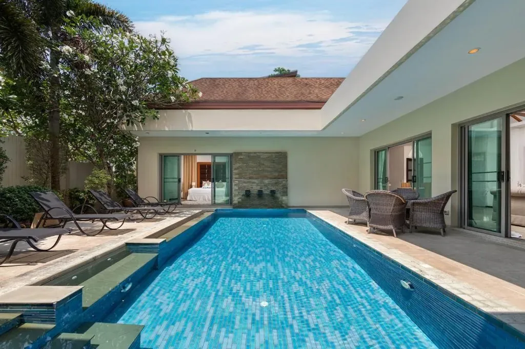 Villa Bond, Най Харн — бассейн и вилла с террасой