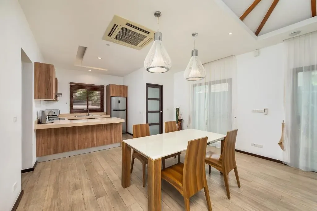 Villa Bond, Най Харн — кухонная линия с плитой и мойкой