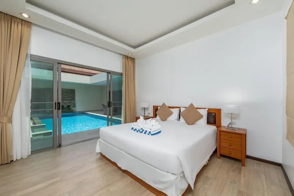Villa Bond, Най Харн — бассейн и терраса, вид из сада