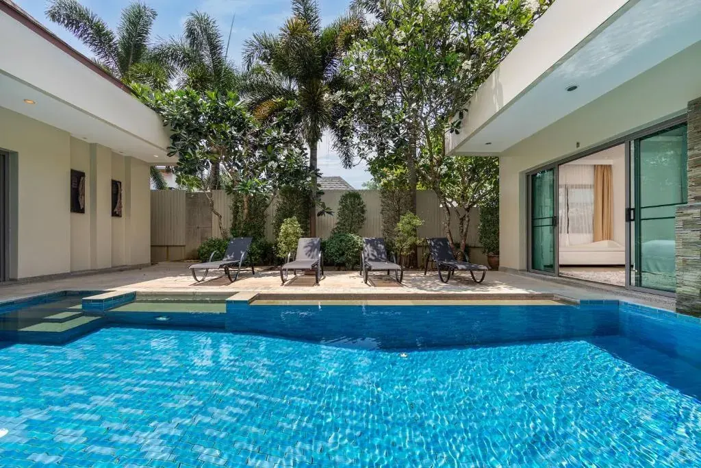 Villa Bond, Най Харн — бассейн и шезлонги в тени деревьев