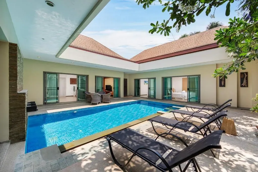 Villa Bond, Най Харн — бассейн, шезлонги и ступень-джакузи