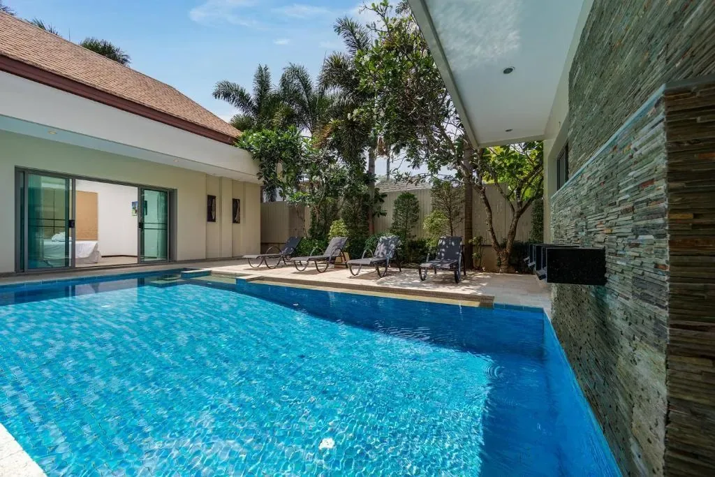 Villa Bond, Най Харн — кухня-столовая с барной стойкой