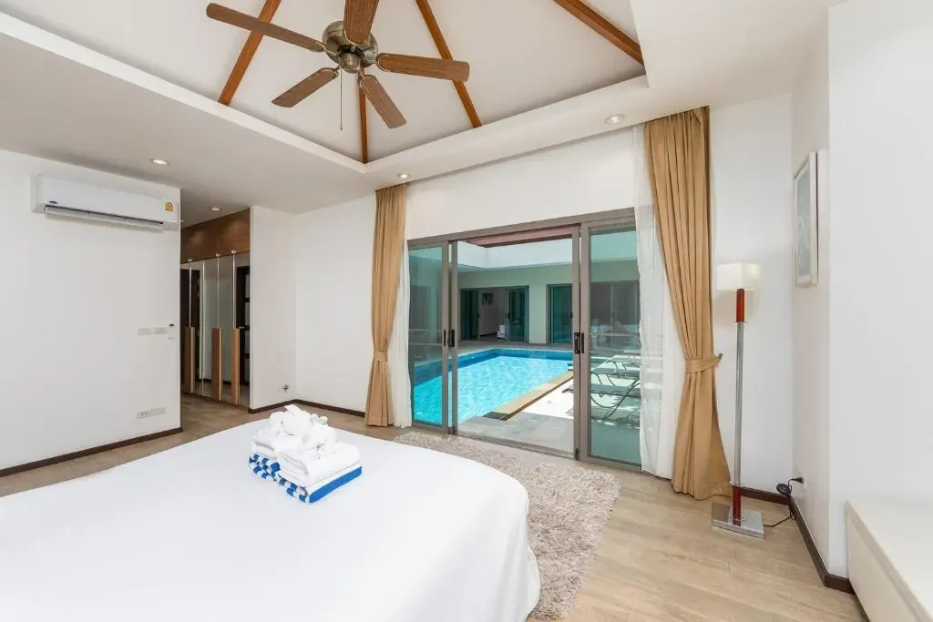 Villa Bond, Най Харн — гостиная с телевизором и выходом к бассейну