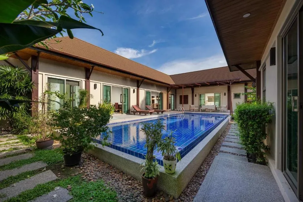 Villa Adonara, Най Харн — бассейн вдоль виллы и дорожка в саду