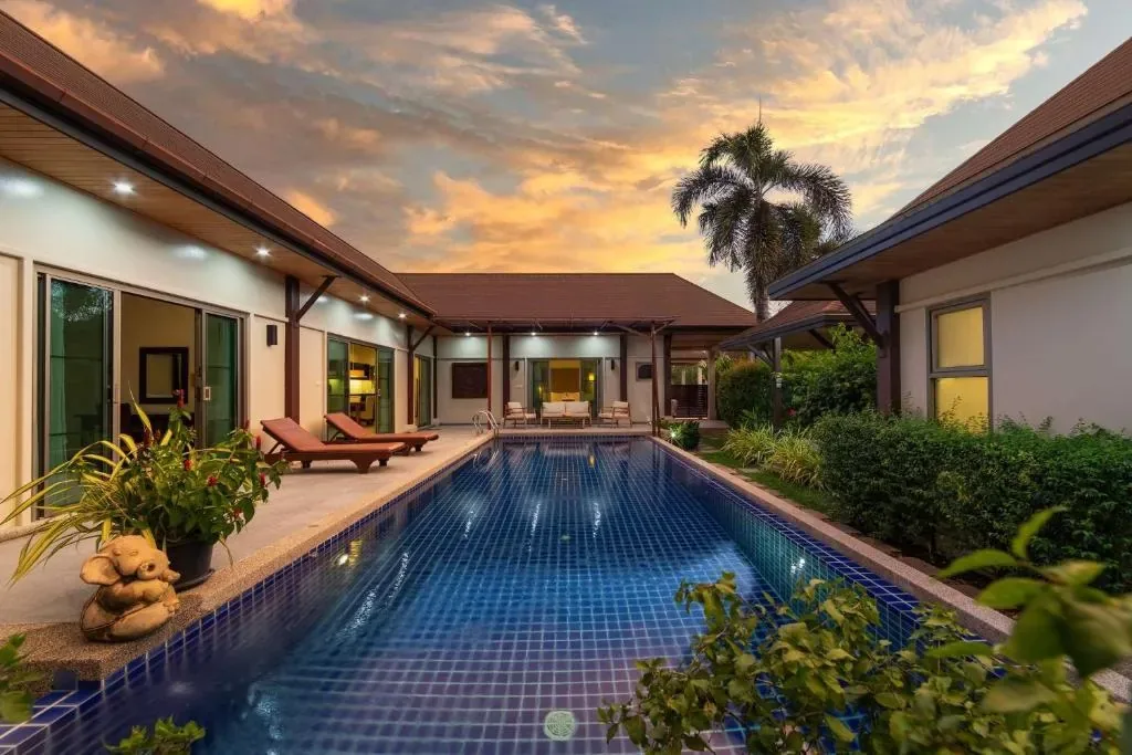 Villa Adonara, Най Харн — бассейн вдоль виллы на закате