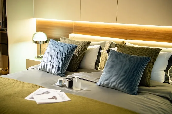 Изголовье кровати с подсветкой и подушками — Ayana Heights Seaview Residence, Банг Тао