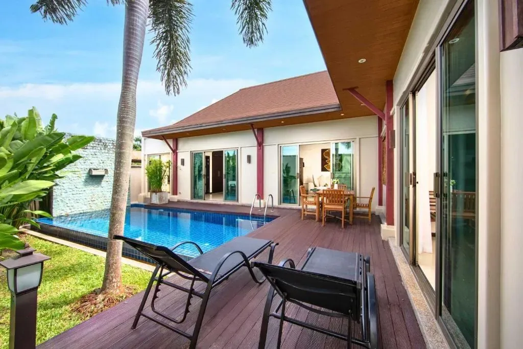 Villa Ikaroa, Най Харн — шезлонги на настиле у воды