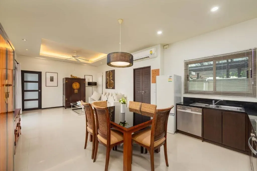 Villa Ikaroa, Най Харн — столовая с выходом на кухню