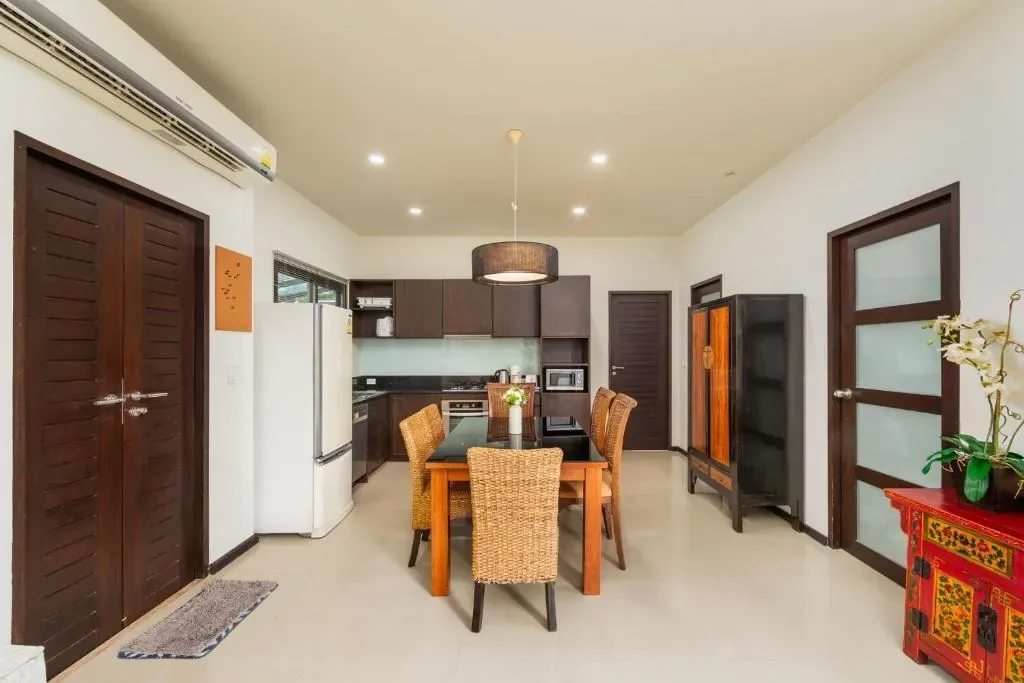 Villa Ikaroa, Най Харн — кухня и обеденный стол