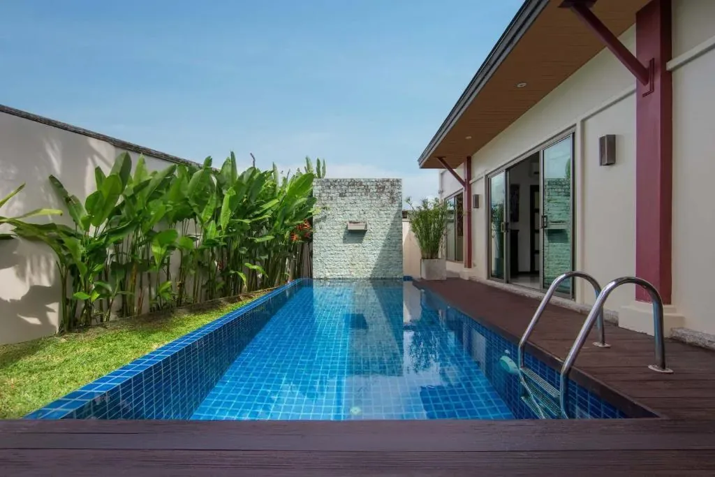 Villa Ikaroa, Най Харн — бассейн с лестницей и банановые пальмы